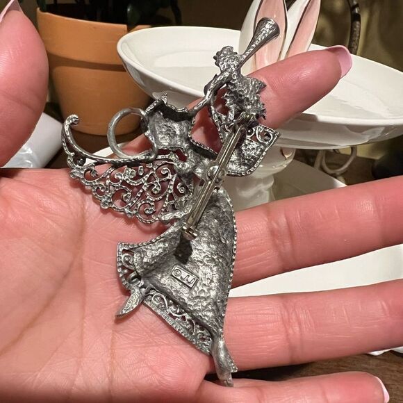Vintage "JJ" Jonette Jewelry Silver Pewter CHRISTMAS Angel Broach Pin - Picture 2 of 2